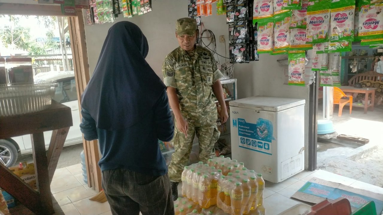 Babinsa Serka Ahyadi Pantau Harga Sembako di Cikedunglor, Pastikan Stok Aman dan Terjangkau